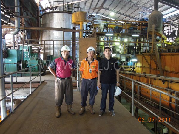 張兵權(quán)工程師在外國客戶安裝工廠進行指導(dǎo)安裝(圖1) 張兵權(quán)工程師在外國客戶安裝工廠進行指導(dǎo)安裝(圖1)